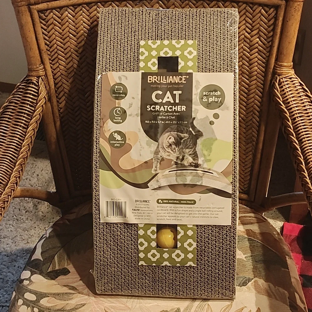 PETS: CAT SCRATCHER WITH BALL